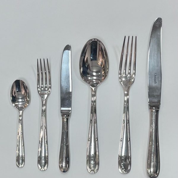 Juego de cubiertos en metal plateado