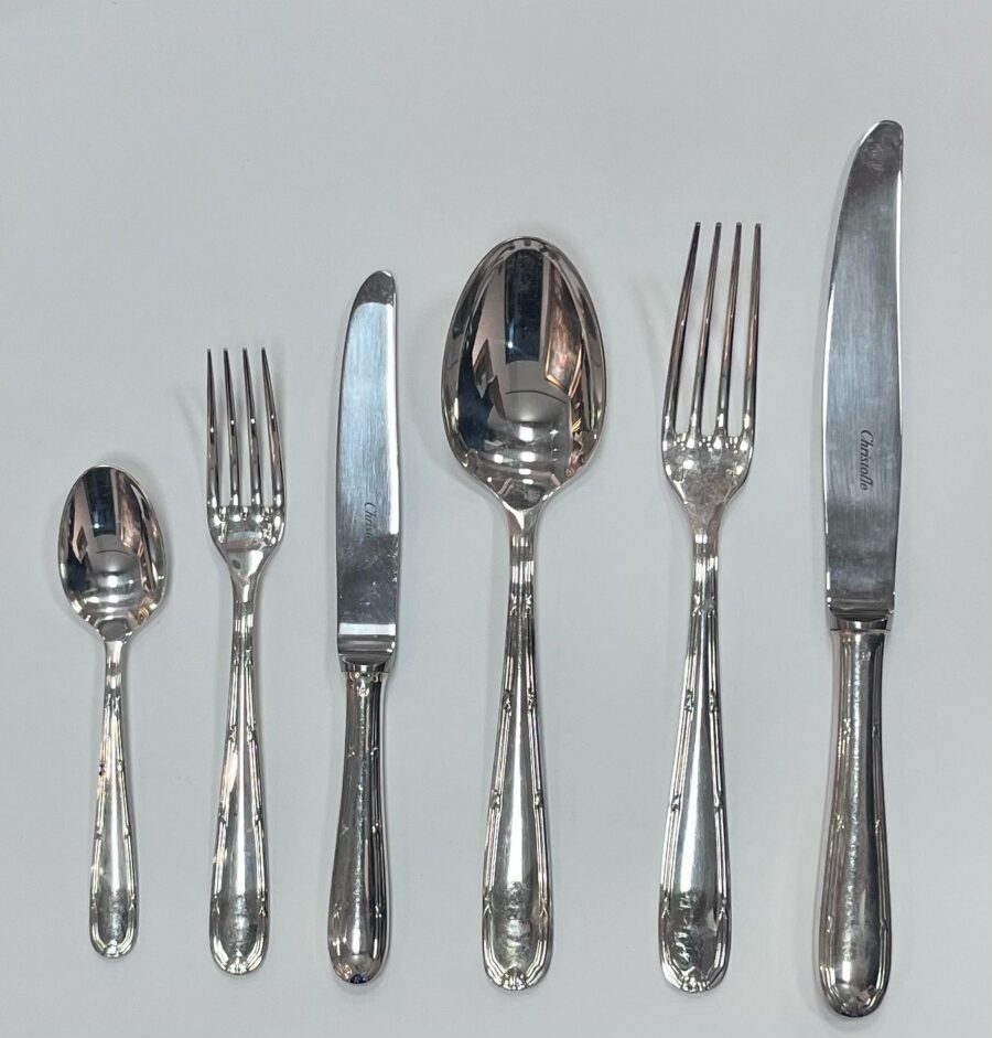 Juego de cubiertos en metal plateado