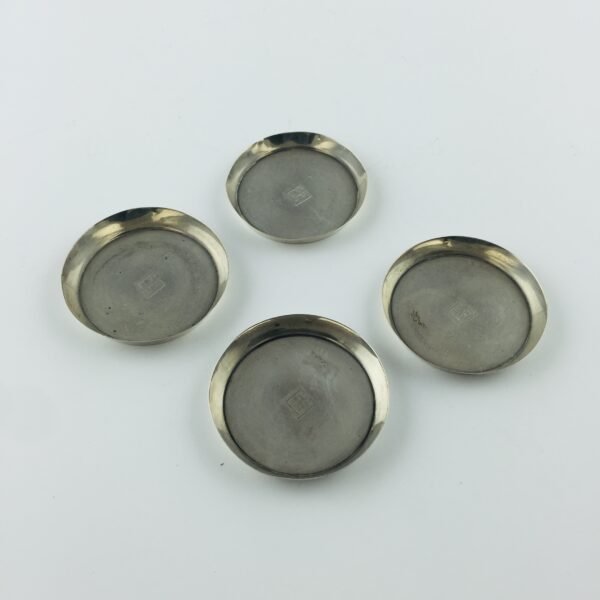 Cuatro platos en plata