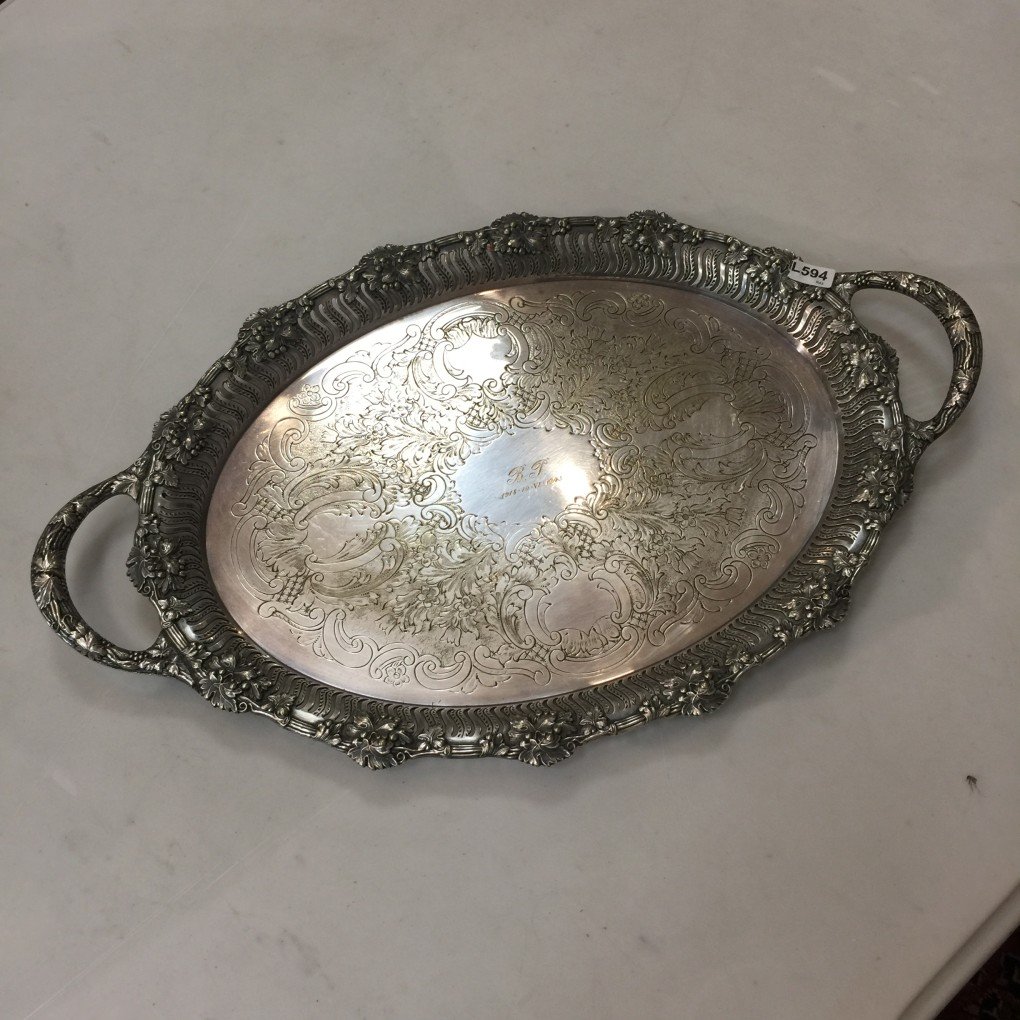 Bandeja en metal plateado