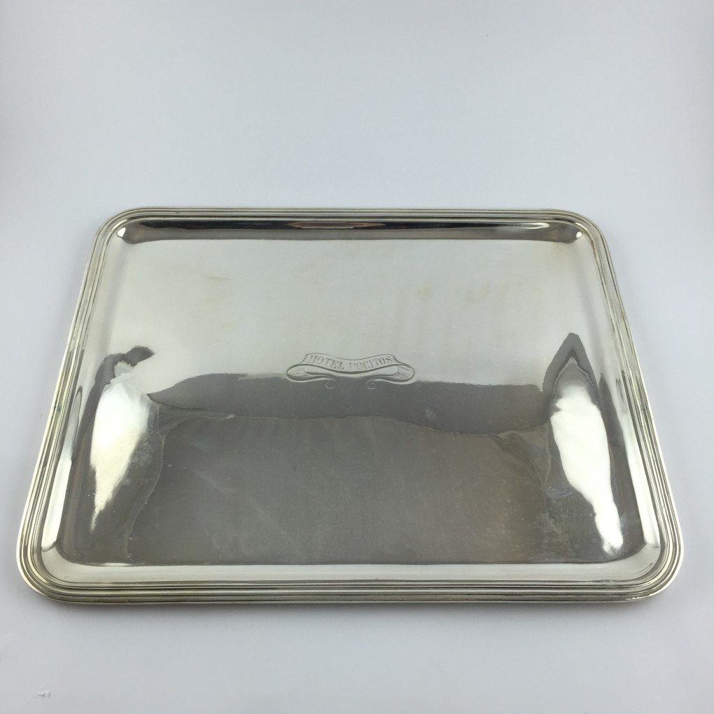 Bandeja en metal plateado