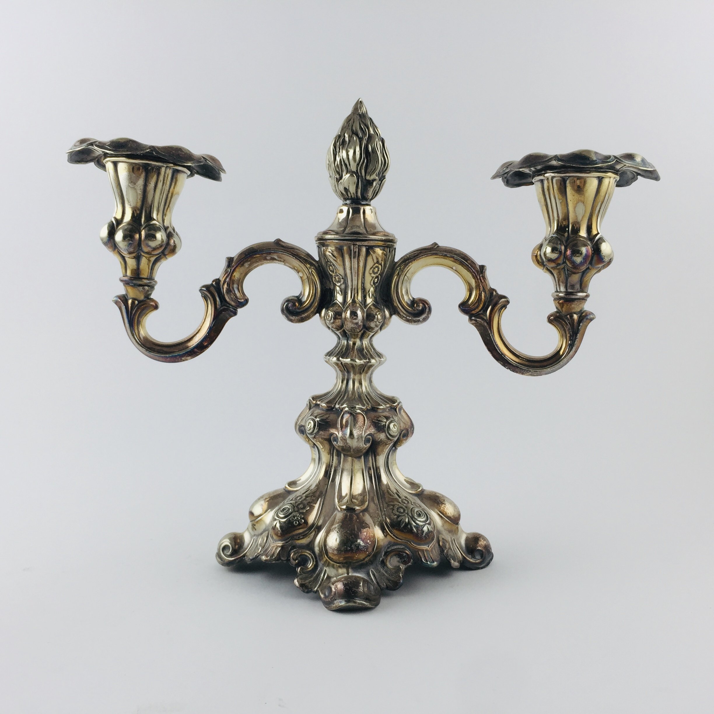 Par de candelabros en metal plateado