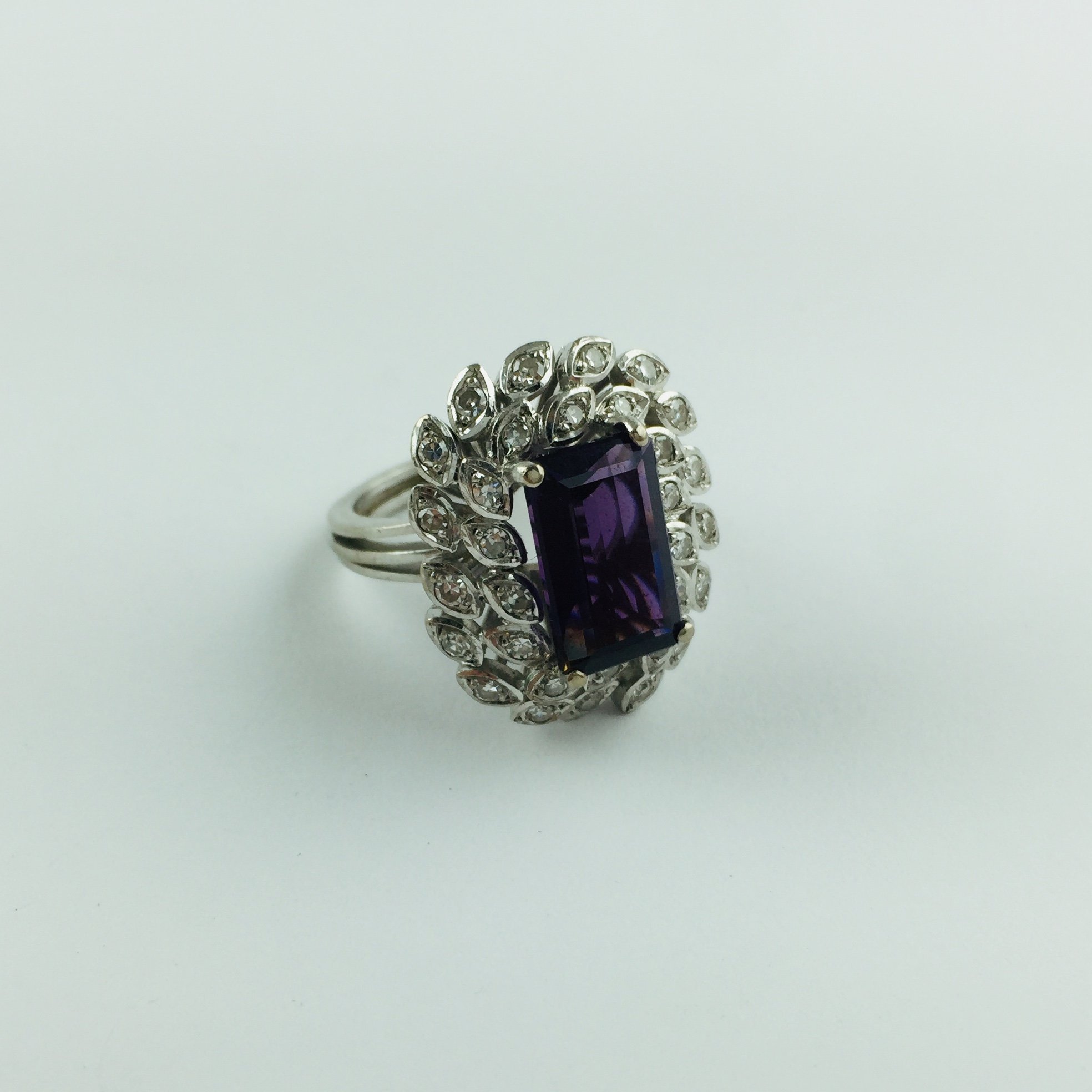 Anillo oro 18 K, amatista y brillantes