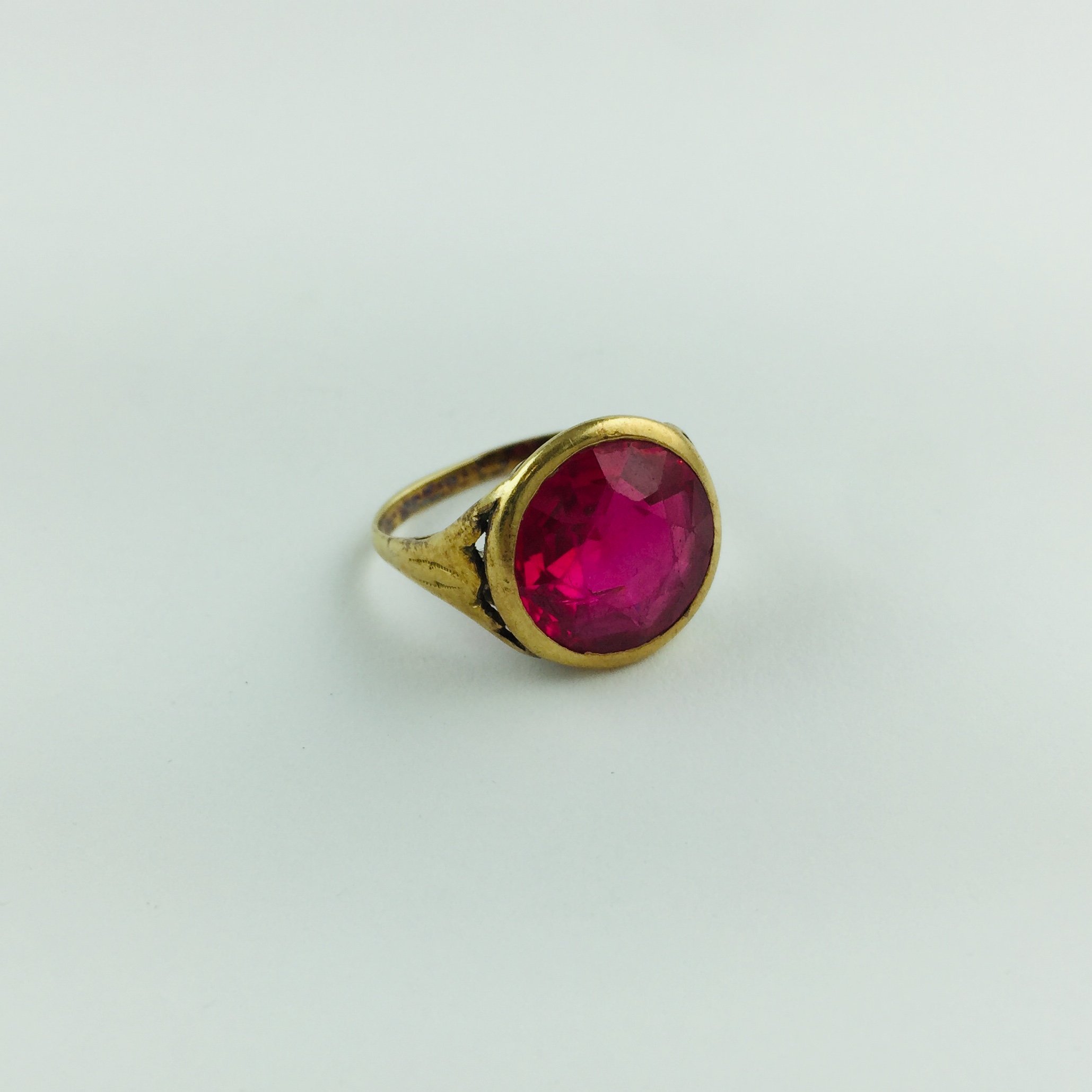Anillo oro 18 K y rubí