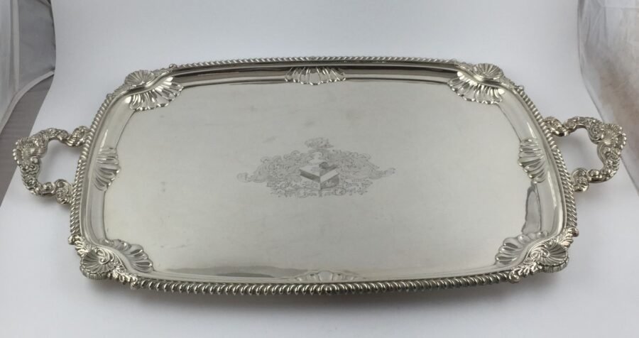 Bandeja en metal plateado