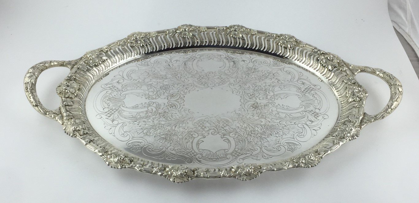 Bandeja en metal plateado