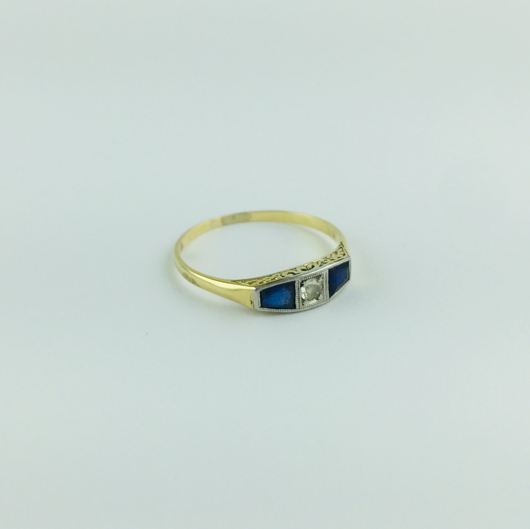 Anillo art decó oro 18 K, brillante y zafiros
