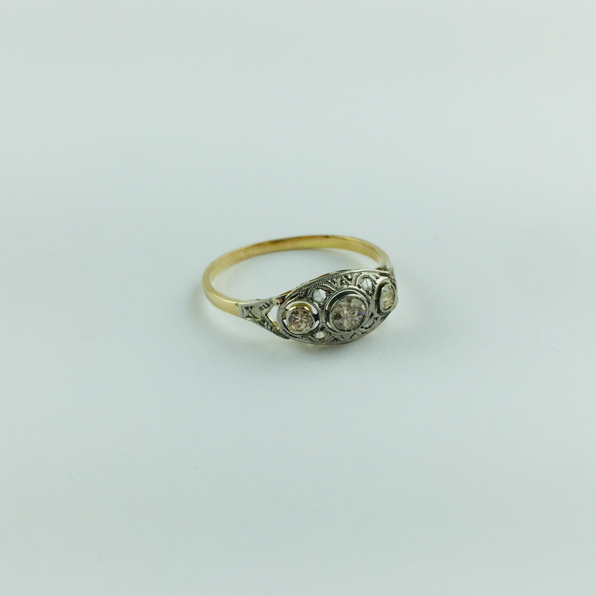 Anillo art decó oro 18 K, brillantes y diamantes