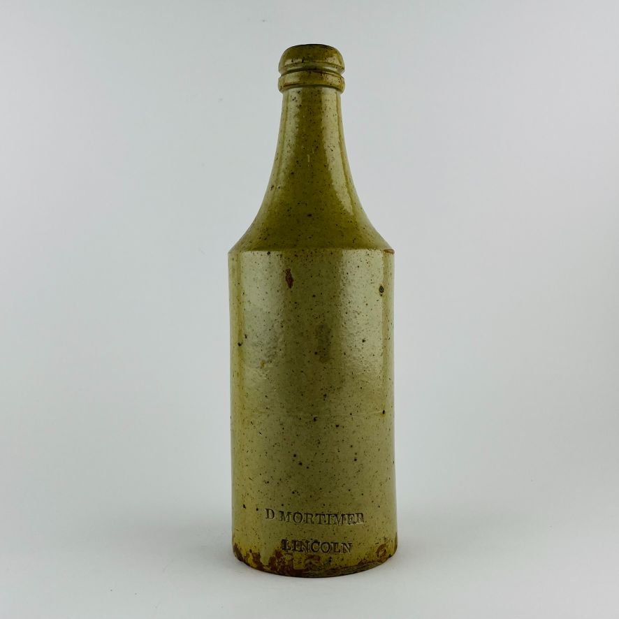 Tres botellas inglesas en gres