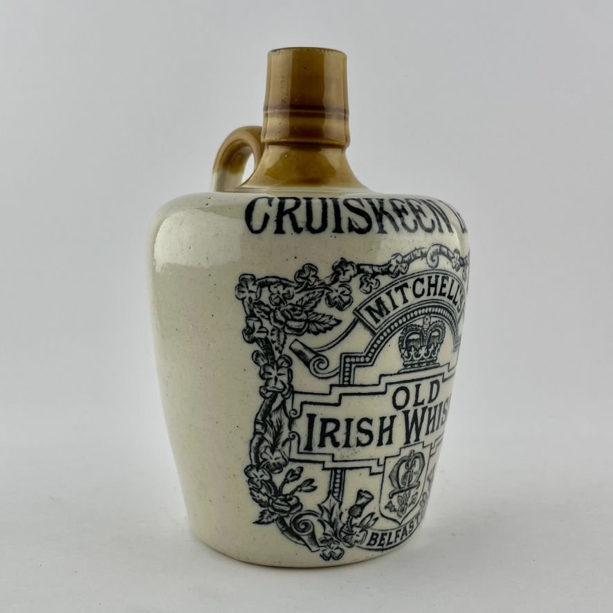 Tres botellas de whisky en gres