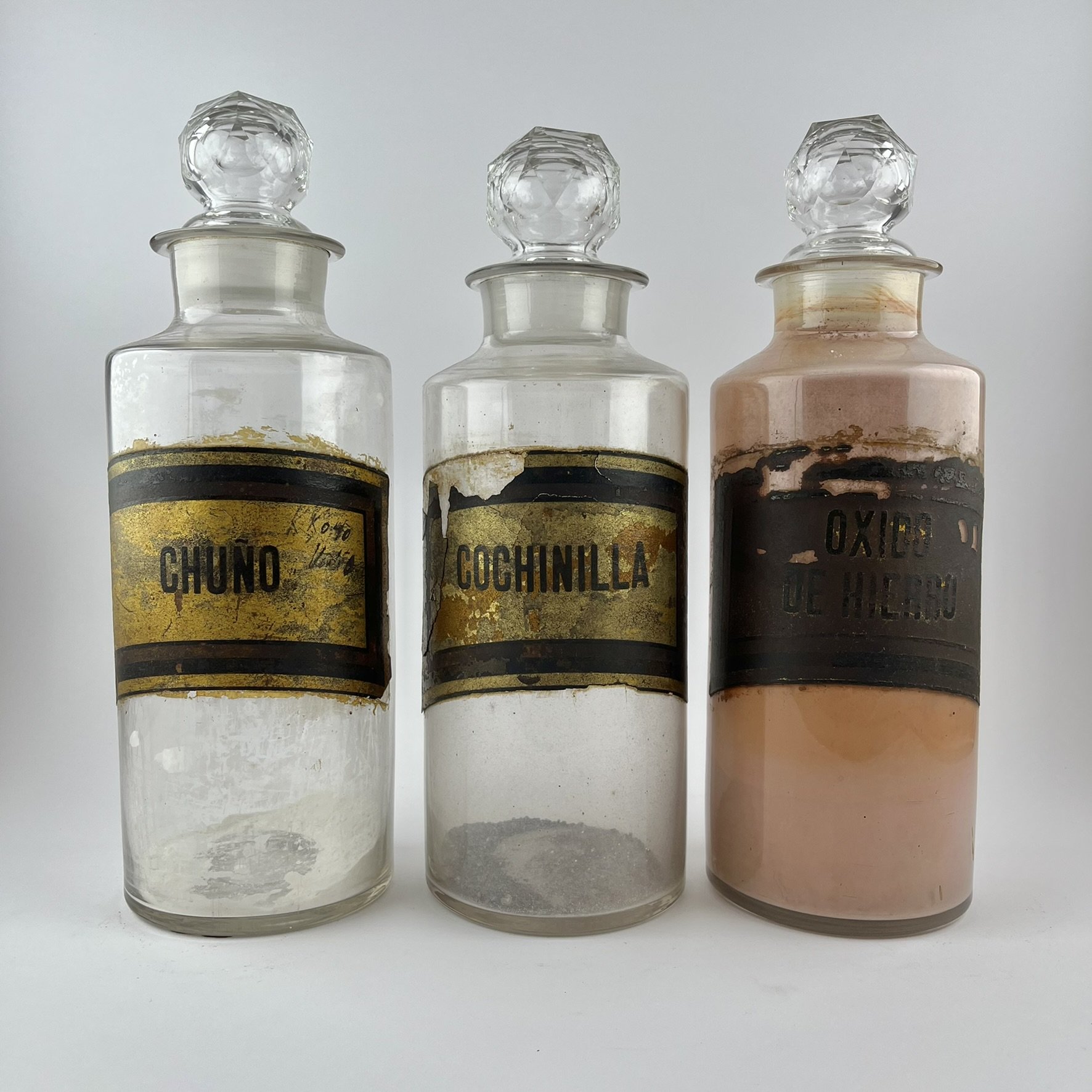 Tres frascos de farmacia