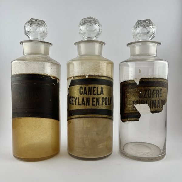 Tres frascos de farmacia