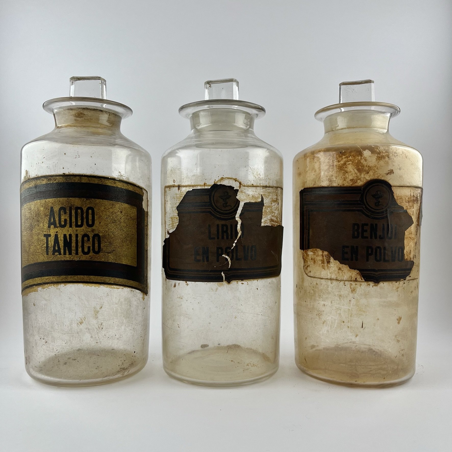 Tres frascos de farmacia