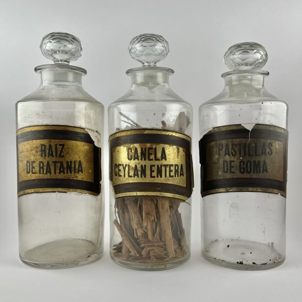 Tres frascos de farmacia