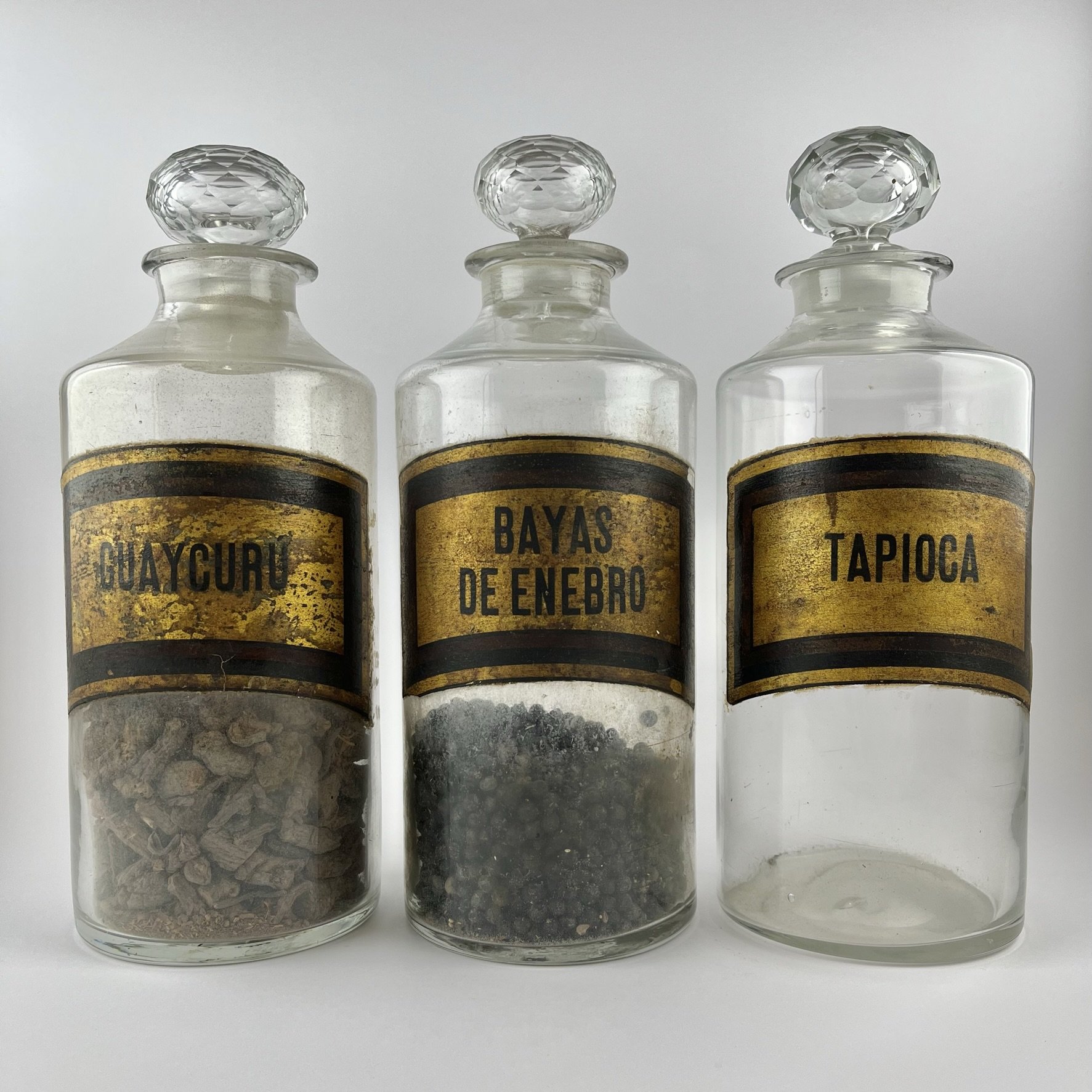 Tres frascos de farmacia