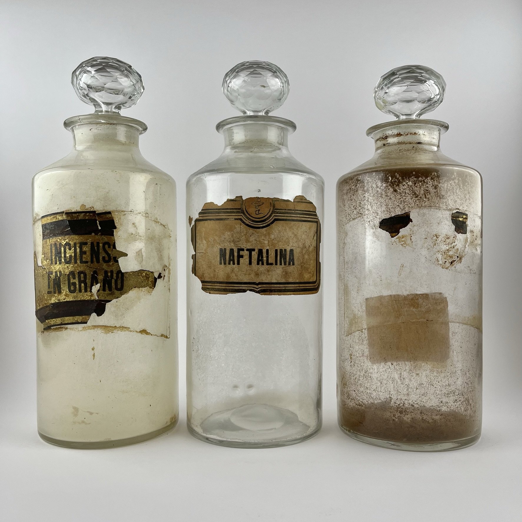 Tres frascos de farmacia