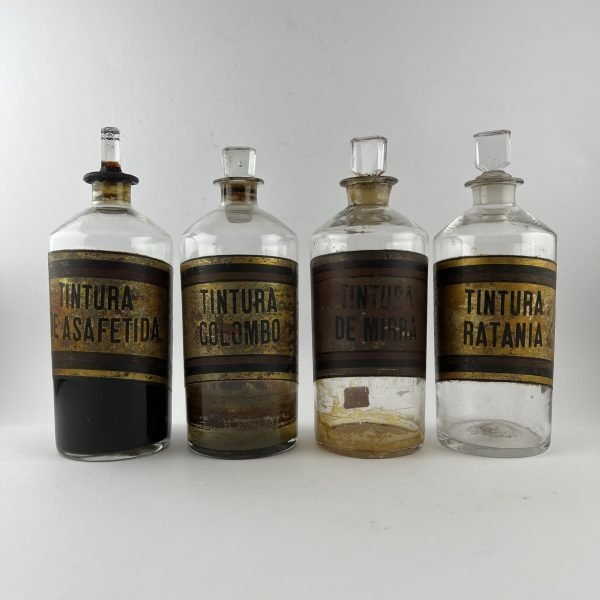 Cuatro frascos de farmacia