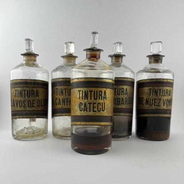 Cuatro frascos de farmacia