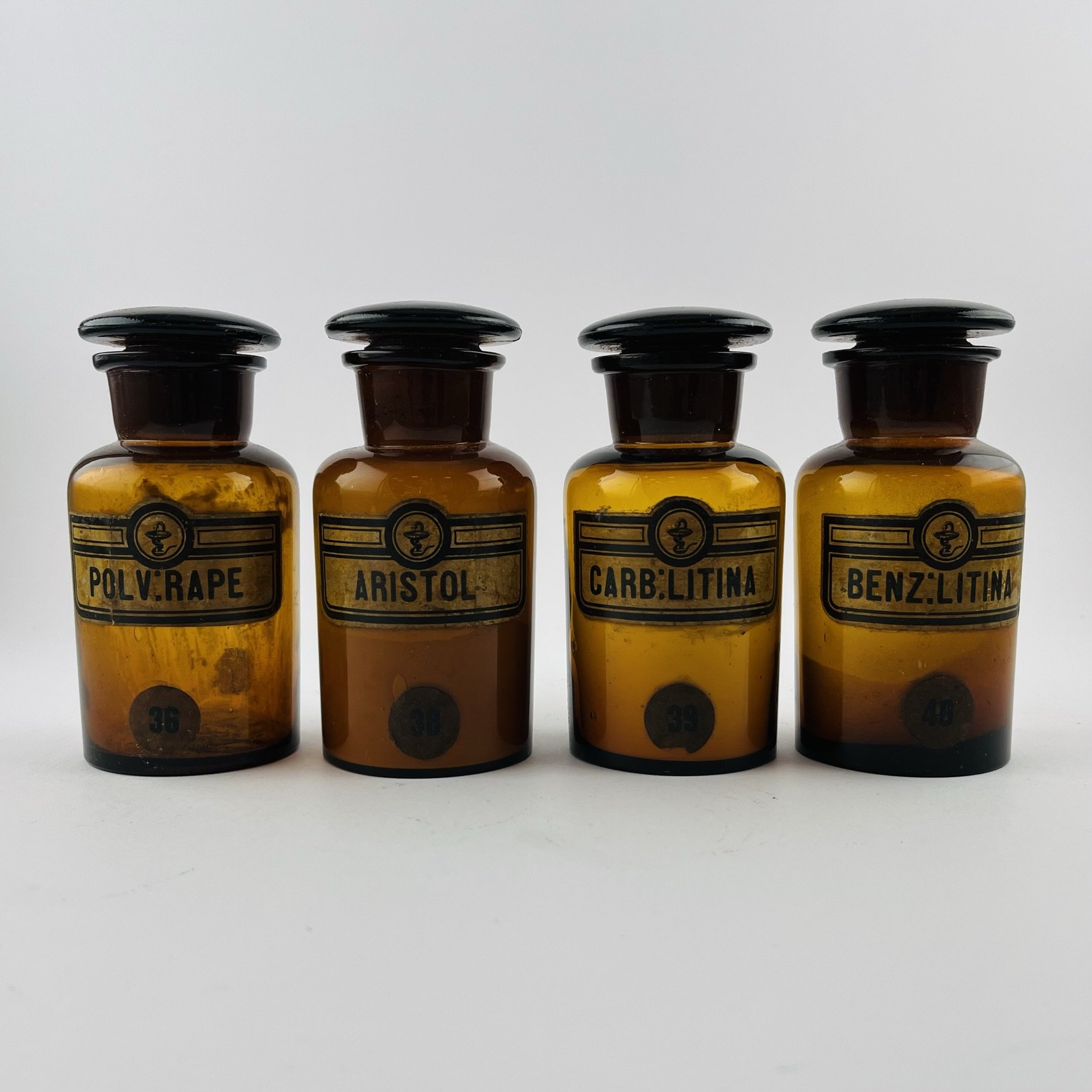 Cuatro frascos de farmacia