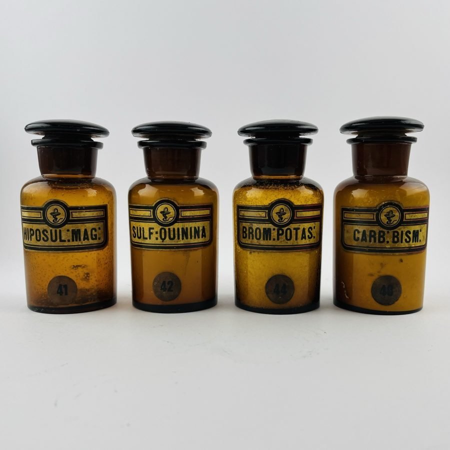 Cuatro frascos de farmacia