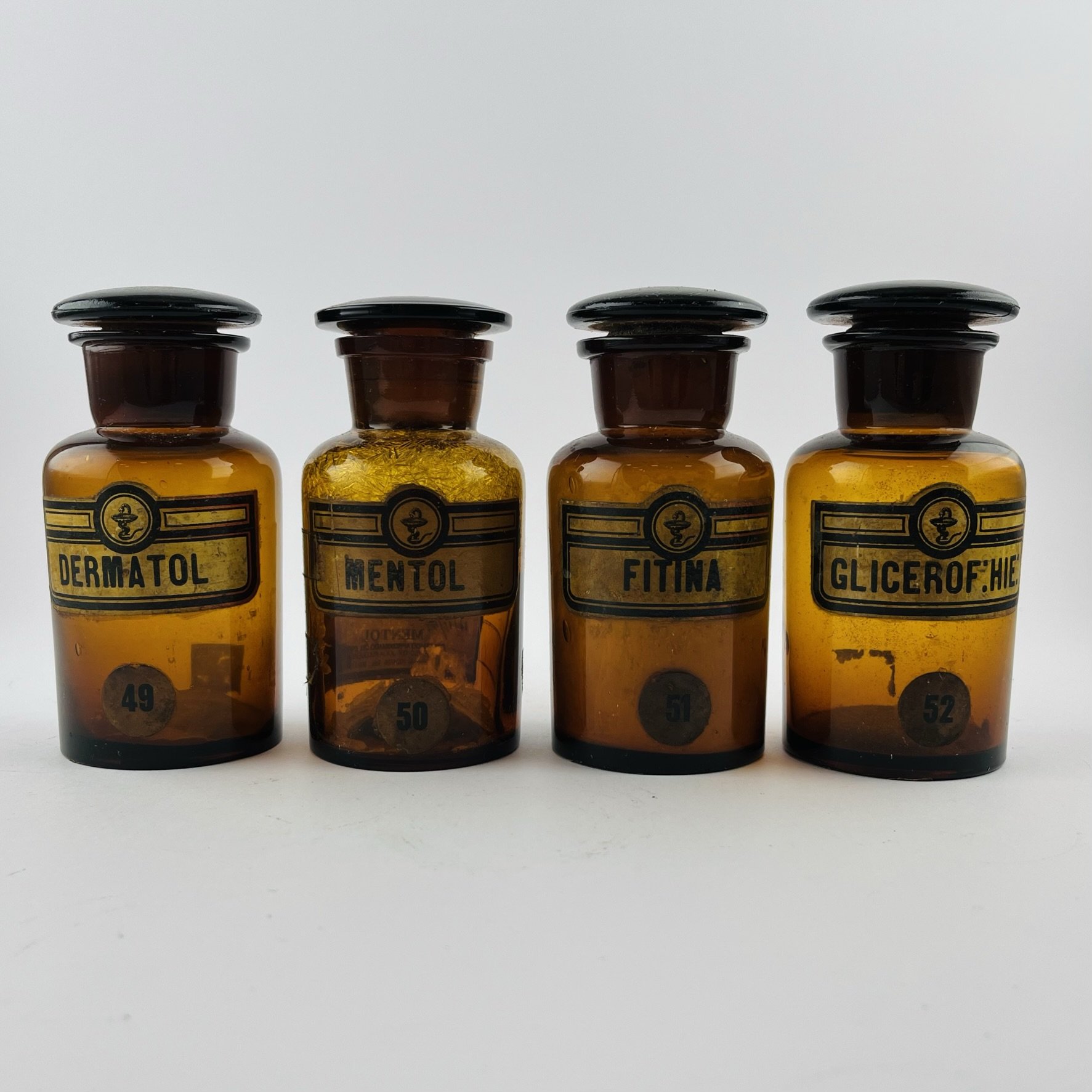 Cuatro frascos de farmacia
