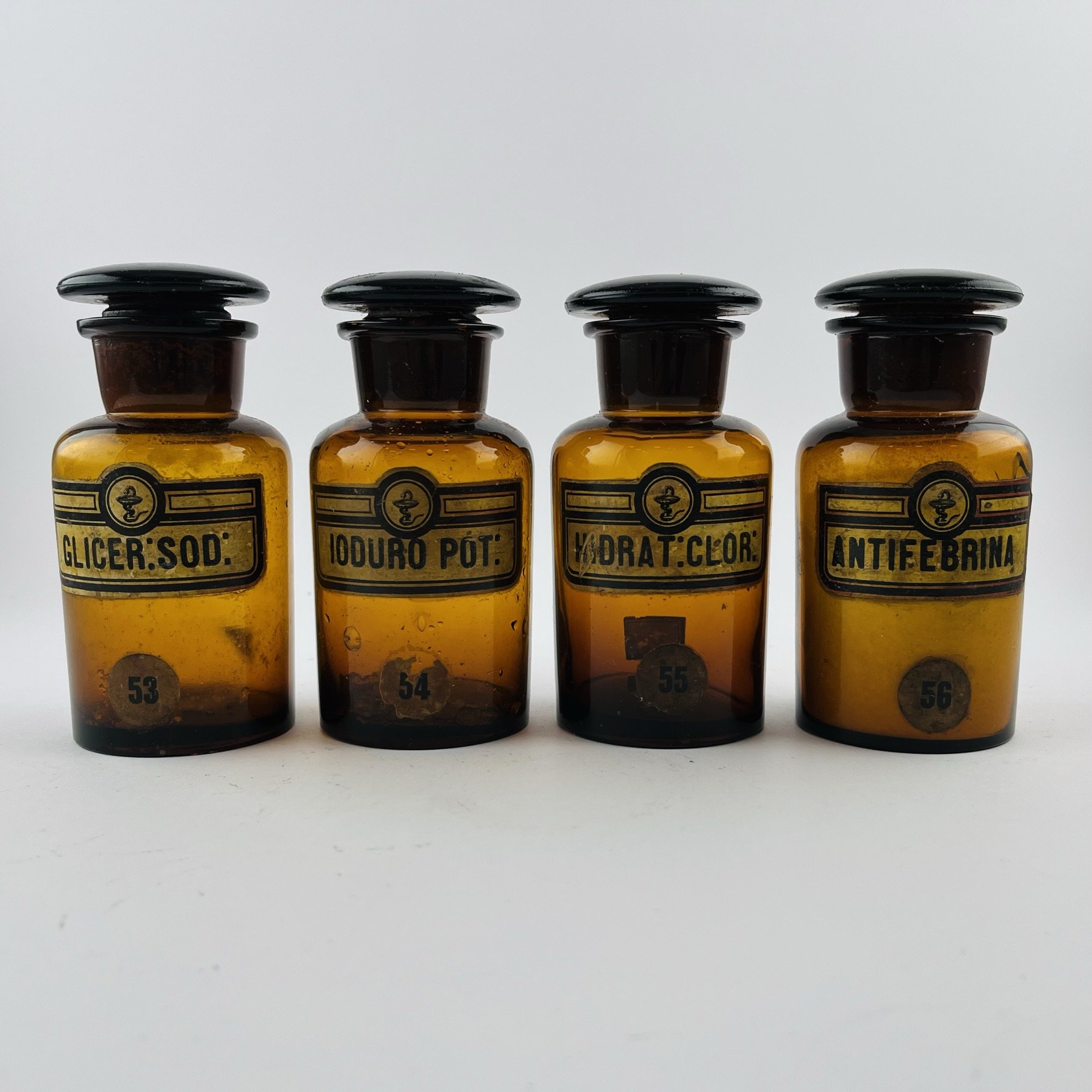 Cuatro frascos de farmacia