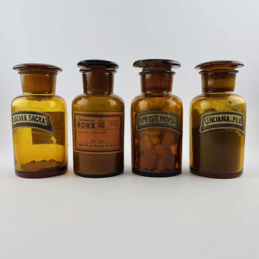 Cuatro frascos de farmacia