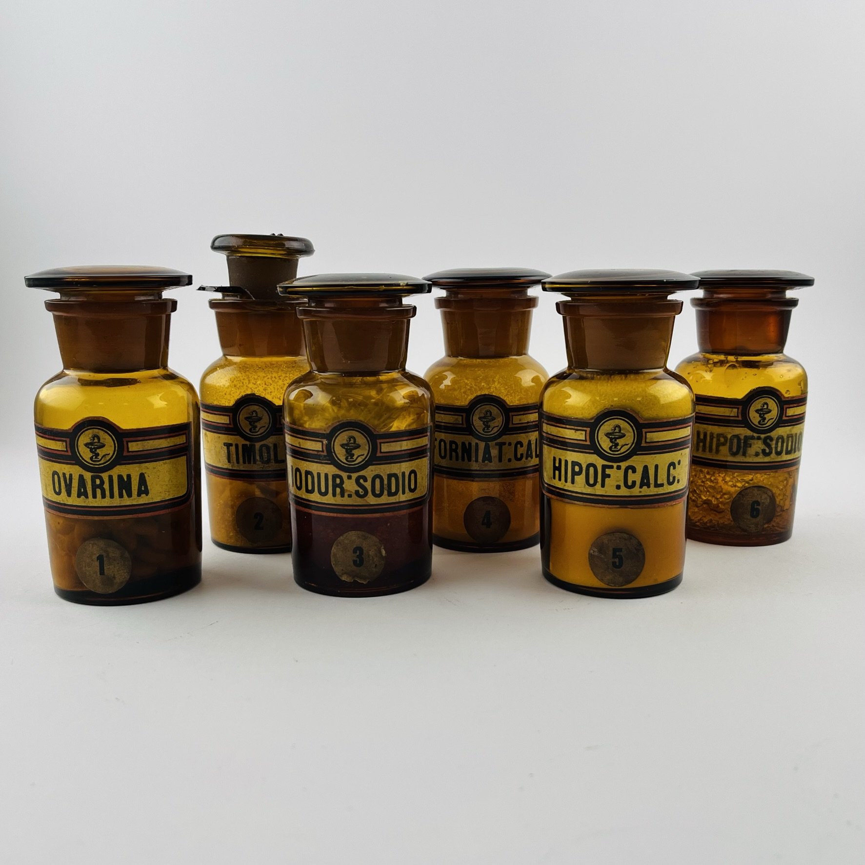 Seis frascos de farmacia