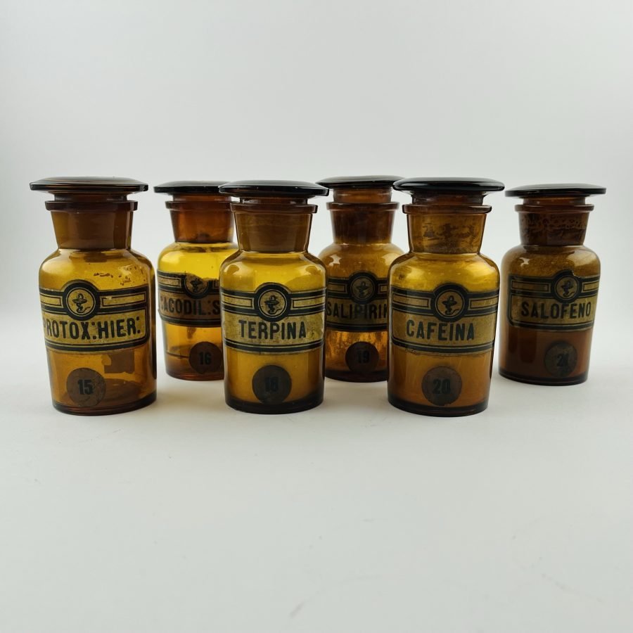 Seis frascos de farmacia
