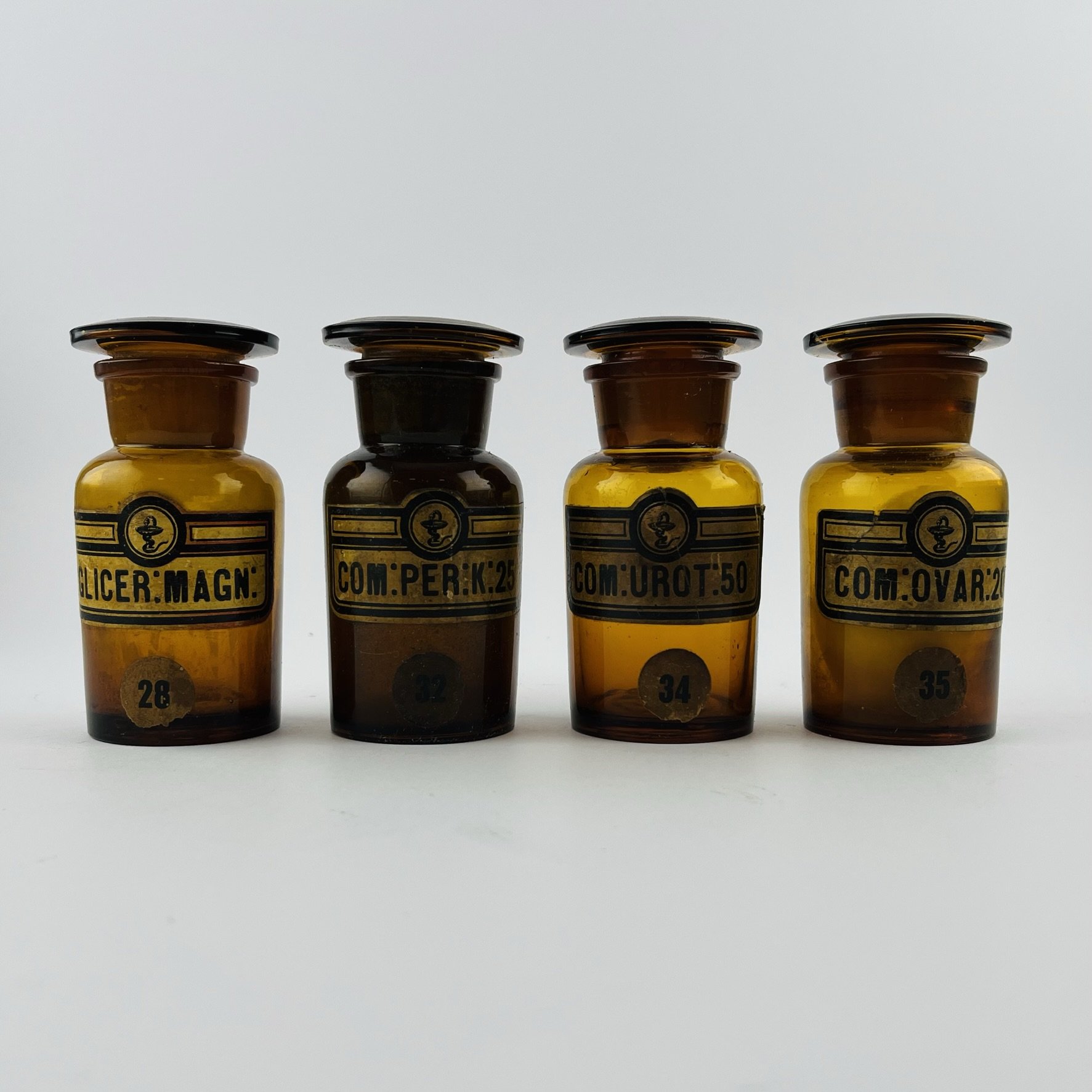 Cuatro frascos de farmacia