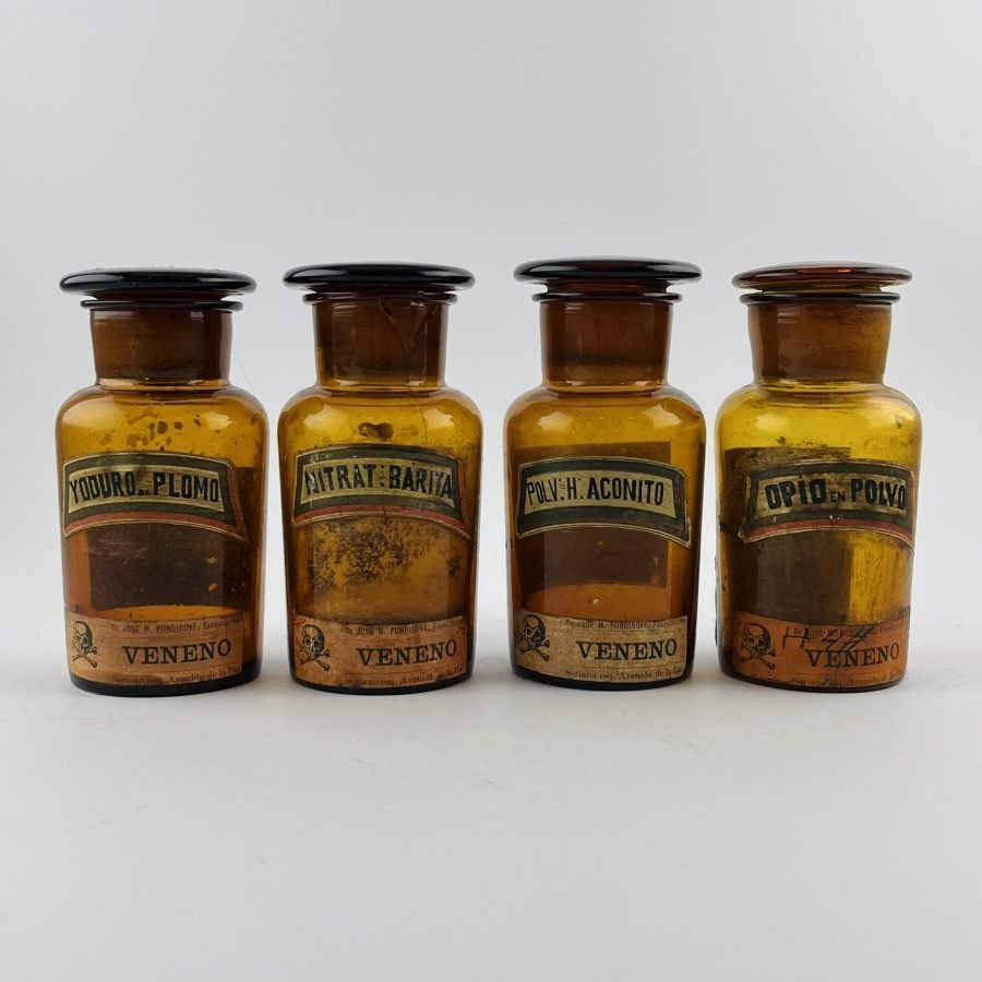 Cuatro frascos de farmacia