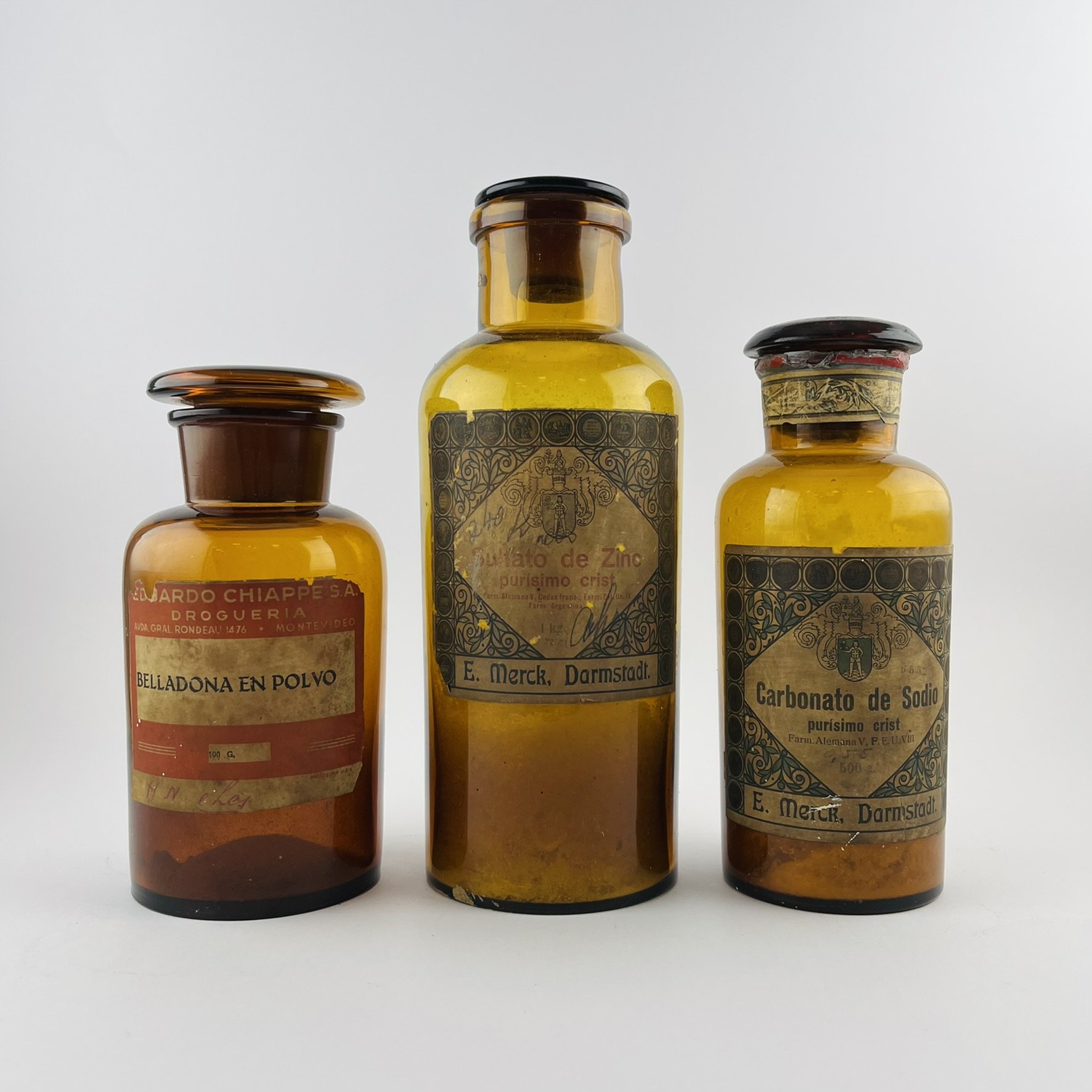 Tres frascos de farmacia