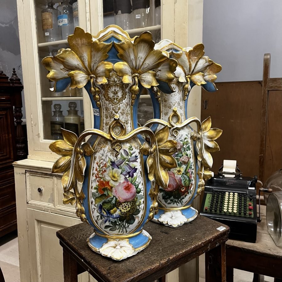 Par de floreros en porcelana