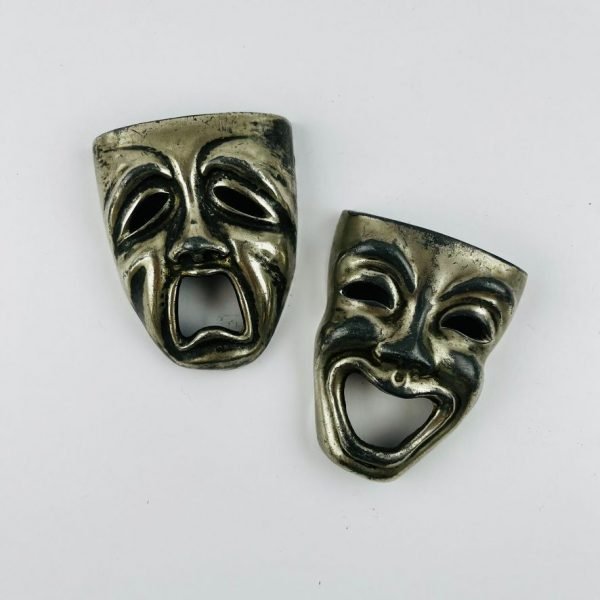 Figuras en metal plateado