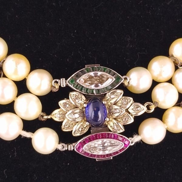 Collar perlas, oro, diamantes, rubíes, esmeraldas y zafiro