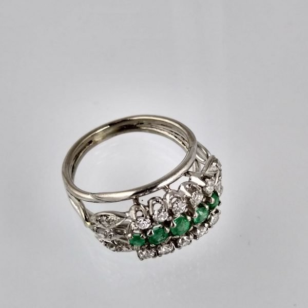 Anillo oro 18 K, esmeraldas y diamantes