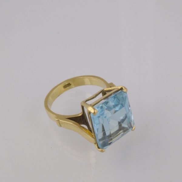 Anillo oro y berilo