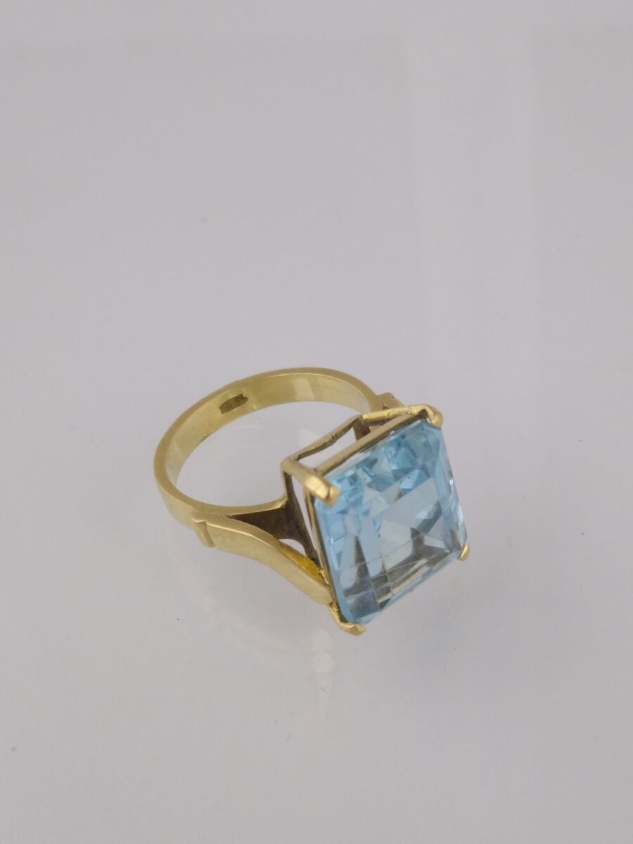 Anillo oro y berilo