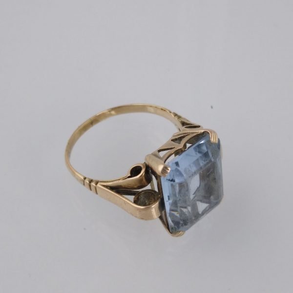 Anillo oro amarillo y berilo