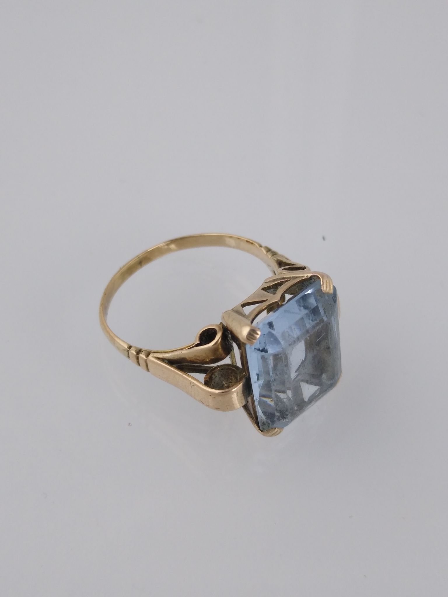 Anillo oro amarillo y berilo