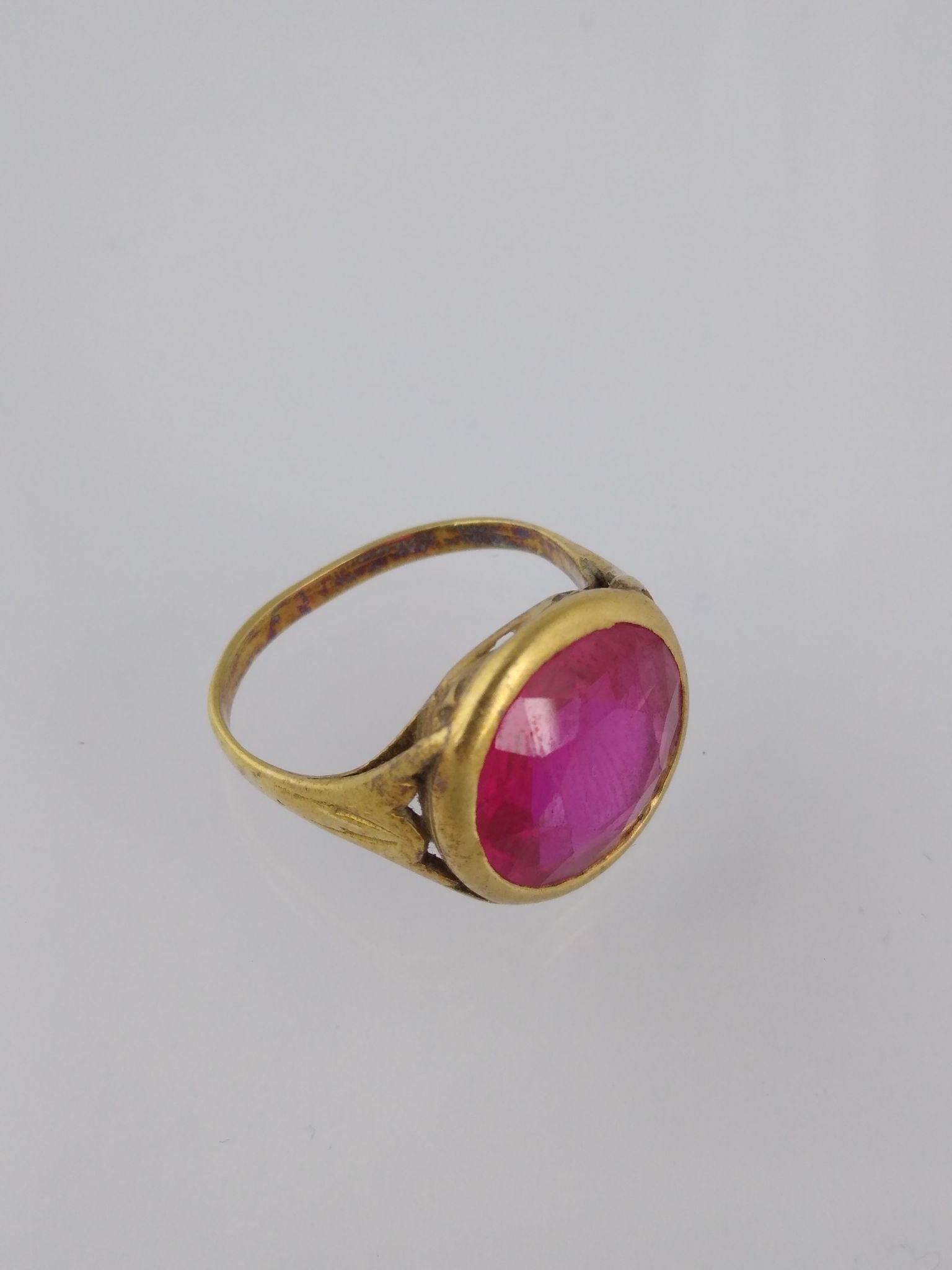 Anillo oro 18 K y rubí
