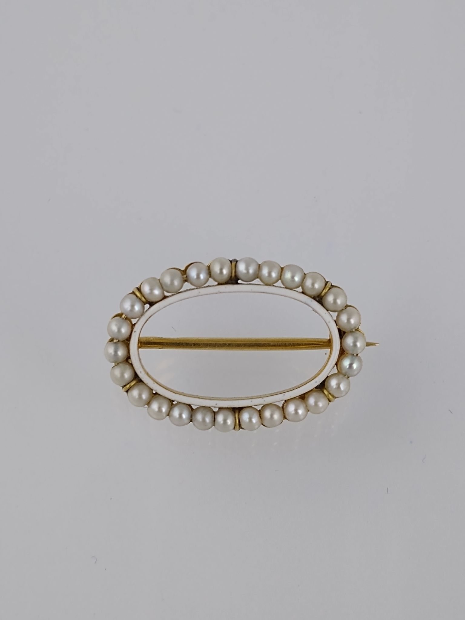 Prendedor oro 18 K, perlas y esmalte