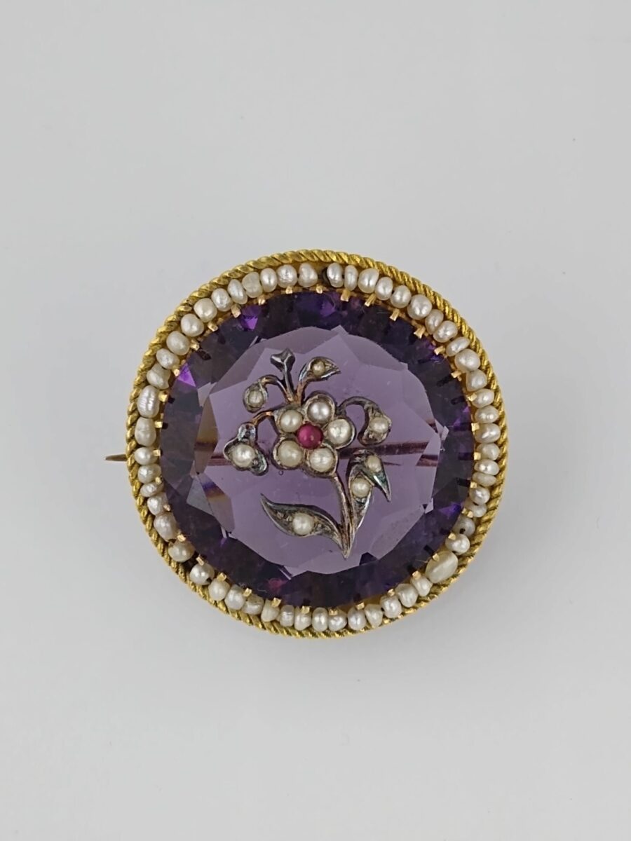 Prendedor oro y plata, piedra color y perlas