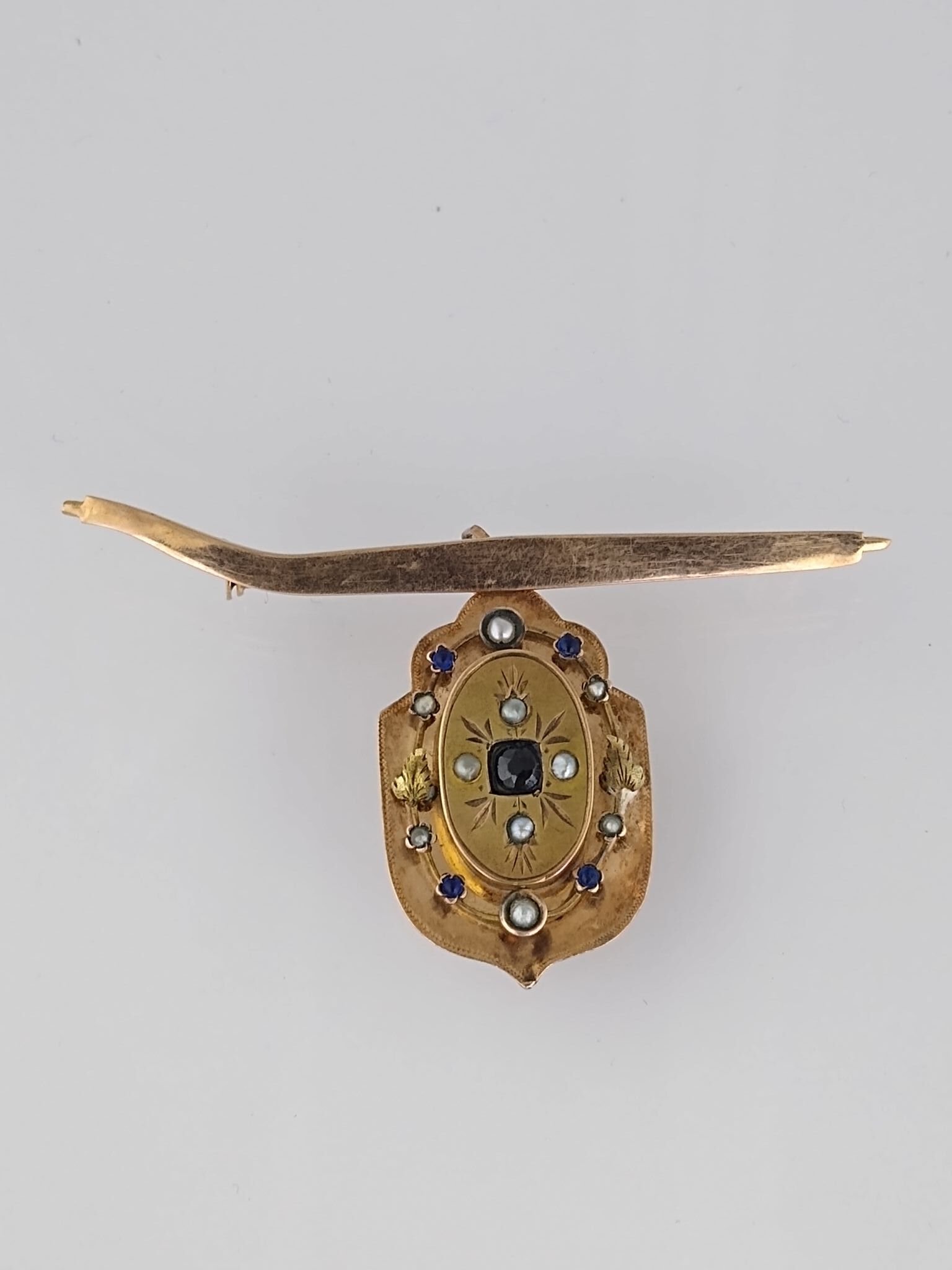 Prendedor oro, perlas y zafiro