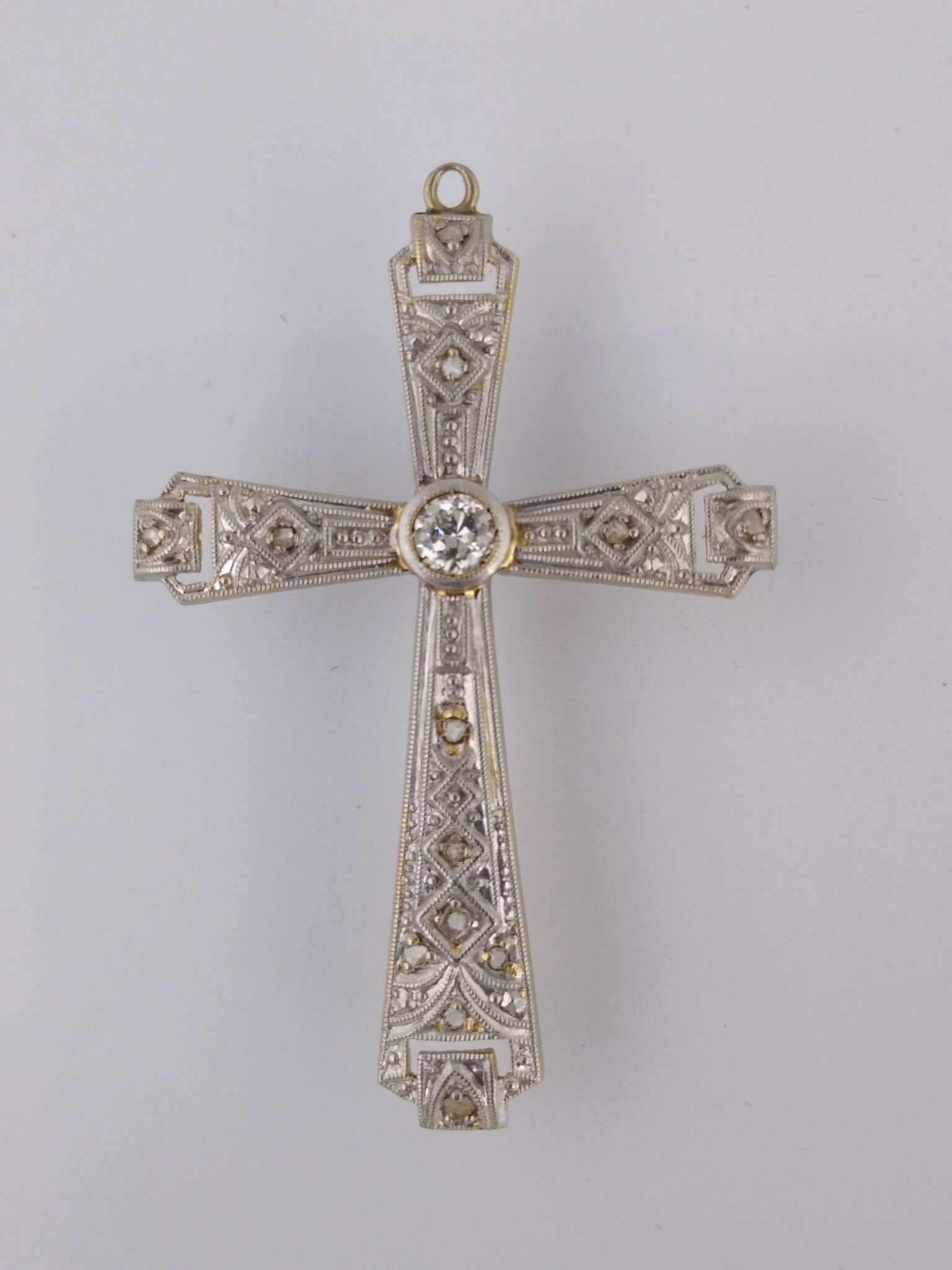 Cruz oro 18 K, brillante y diamantes
