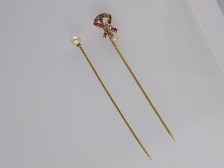Dos alfileres oro 18 K, amatistas, brillante, diamantes y perla