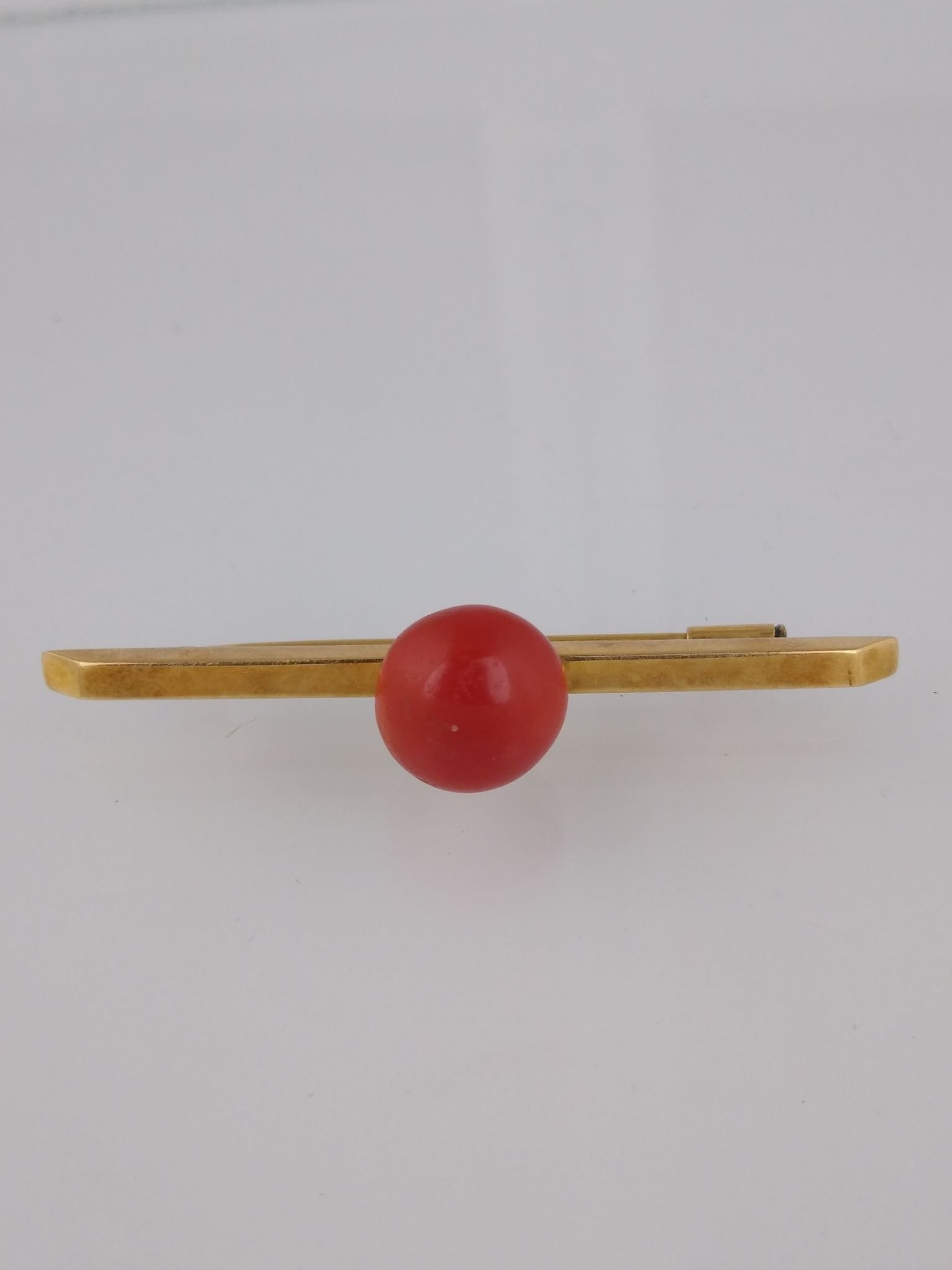 Prendedor oro 18 K y coral