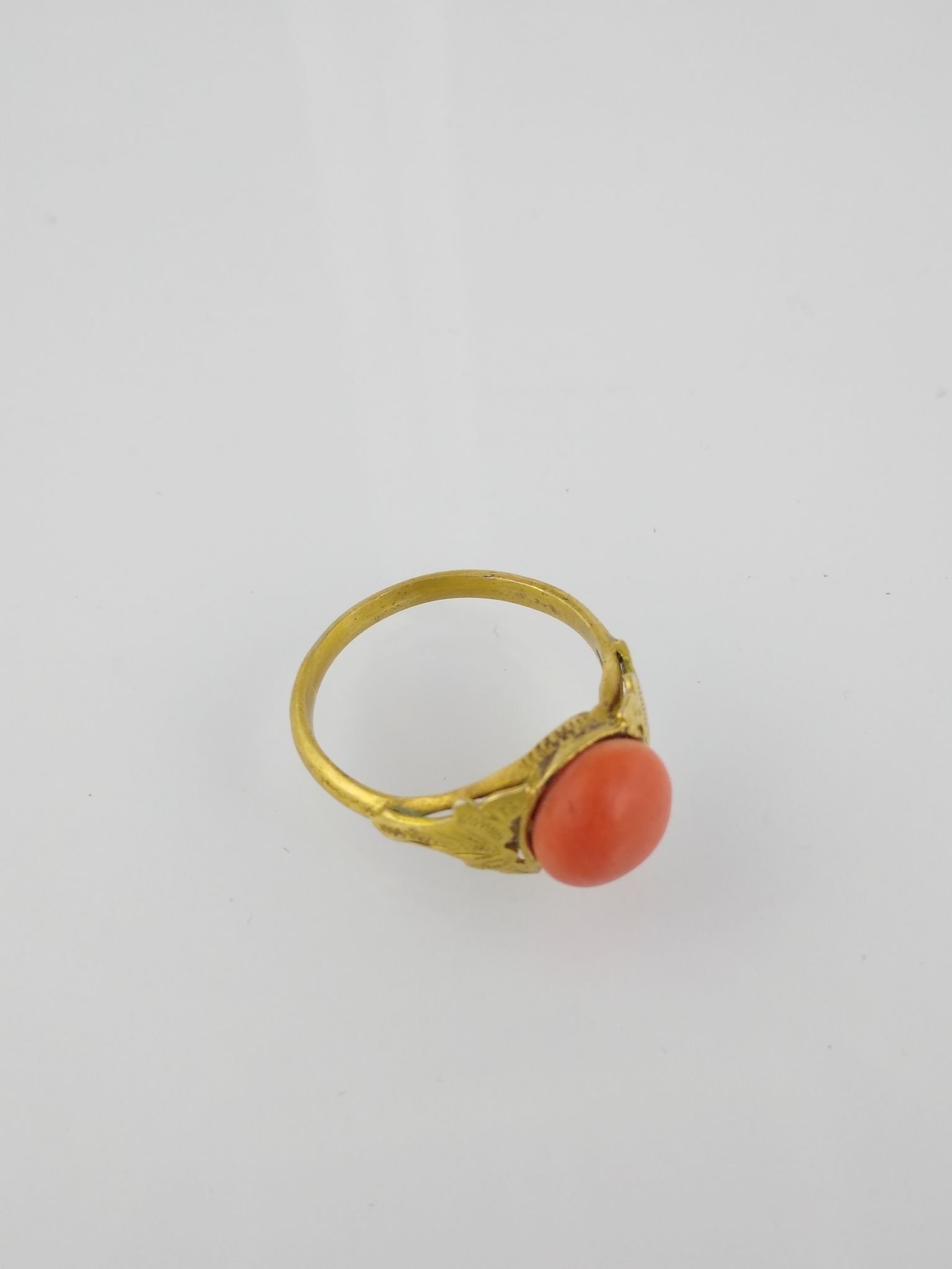 Anillo oro y coral