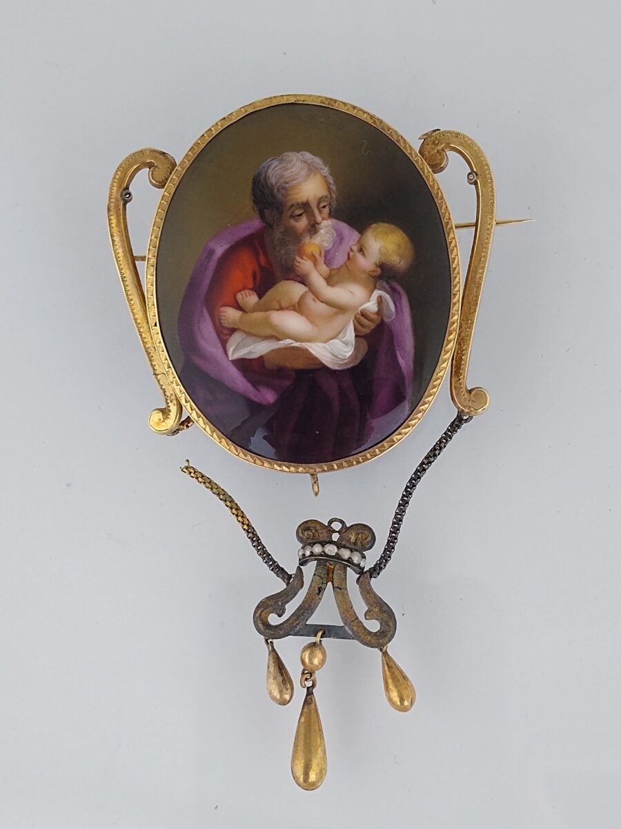 Prendedor oro y perlas