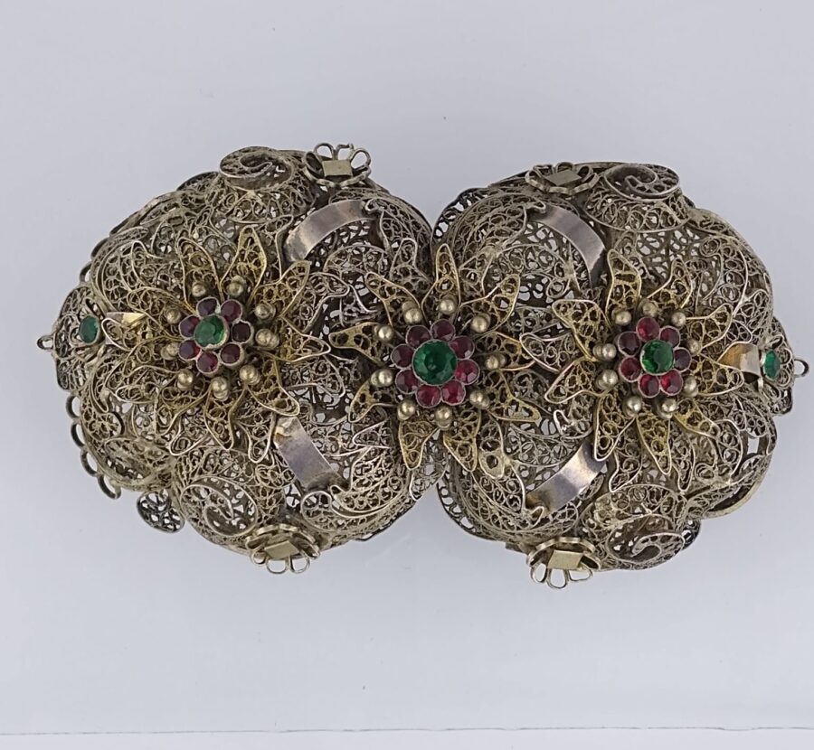 Tres piezas en plata y metal